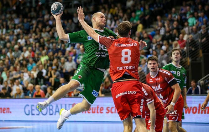 29 09 2019, Handball, 1 Bundesliga, 7 Spieltag, Füchse Berlin The Owls Ludwigshafen, Max Schmeling Halle Berlins Paul Drux l plays against Gunnar Dietrich von den Eulen Ludwigshafen through Handball 1 Bundesliga Füchse Berlin The Owls Ludwigshafen