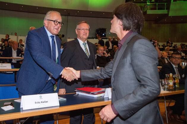 Fritz KELLER left, candidate as DFB president gives Joachim LOEW Löw, Jogi, coach GER the hand, handshake, greeting, greeting, half figure, half figure, gesture, gesture, 43 Ordentlicher DFB Bundestag on 27 09 2019 in Frankfurt Germany Â