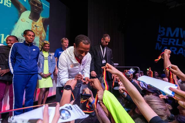 Athletics Berlin 29 09 2019 46 BMW Berlin Marathon of the Runners Award Ceremony in the Cosmos Club Party Benenisa Bekele ETH Winner Men