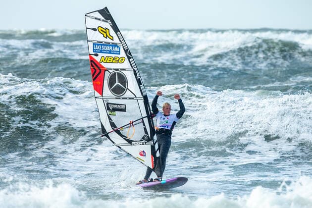 Bilder des Jahres 2019, Sport 09 September Sport Themen der Woche KW40 Sport Bilder des Tages PWA - Mercedes-Benz - World Windsurfing Tour Sylt 2019 - Freestyle Men - Wave Men; Sylt Westerland, 30.09.2019 Vrieswijk Amado (Hydrofoil, Freestyle Men, Bonaire, NB 20); Winner; PWA - Mercedes-Benz - World Windsurfing Tour Sylt 2019 - Freestyle Men - Wave Men am 30.09.2019 in der Brandenburger Strand in Sylt Westerland (Deutschland). *** PWA Mercedes Benz World Windsurfing Tour Sylt 2019 Freestyle Men Wave Men Sylt Westerland, 30 09 2019 Vrieswijk Amado Hydrofoil, Freestyle Men, Bonaire, NB 20 Winner PWA Mercedes Benz World Windsurfing Tour Sylt 2019 Freestyle Men Wave Men on 30 09 2019 at Brandenburger Strand in Sylt Westerland Germany Copyright: xBEAUTIFULxSPORTS AndreasxDickx