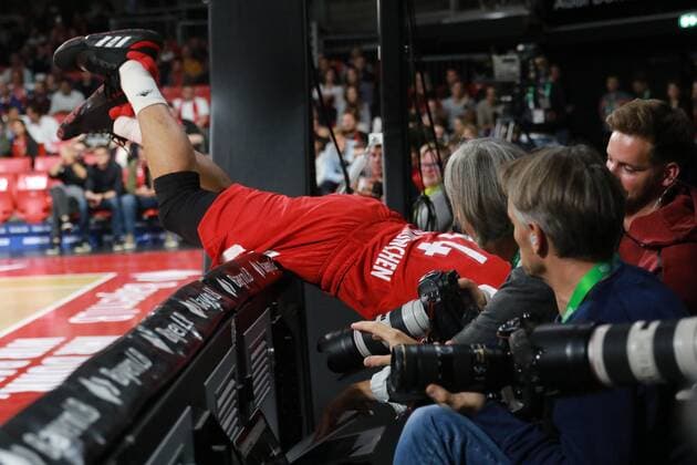 Bilder des Jahres 2019, Sport 09 September Sport Themen der Woche KW40 Sport Bilder des Tages Nihad Djedovic (FC Bayern) landet nach einer Aktion zwischen Fotografen Basketball FC Bayern München Basketball - Hamburg Towers 30.09.2019 *** Nihad Djedovic FC Bayern lands after an action between photographers basketball FC Bayern Munich basketball Hamburg Towers 30 09 2019