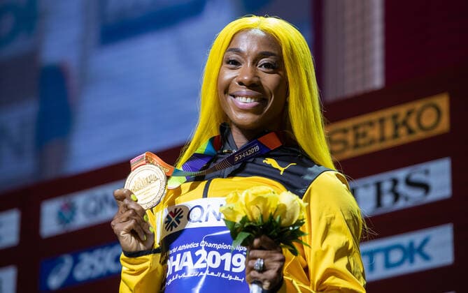 Sport Bilder des Tages (191001) -- DOHA, Oct. 1, 2019 -- Gold medalist Shelly-Ann Fraser-Pryce of Jamaica poses for photos during the awarding ceremony of the women s 100m final at the 2019 IAAF World Athletics Championships in Doha, Qatar, Sept. 30, 2019. ) (SP)QATAR-DOHA-IAAF WORLD ATHLETICS CHAMPIONSHIPS-WOMEN S 100M-AWARDING CEREMONY WangxJingqiang 