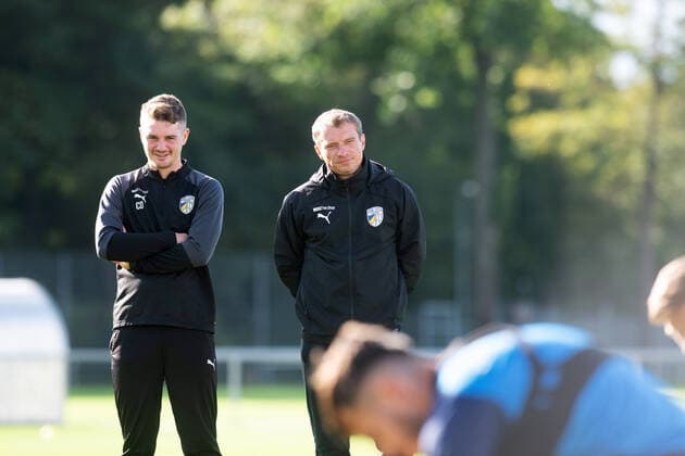 1 training of U21 coach Christian Fröhlich Jena as interim coach of the 1 team of FC Carl Zeiss Jena on 1 10 2019 from left the players watch at the training co coach Lucca Strolz Jena and coach Christian Fröhlich Jena Ernst Abbe Sportfeld