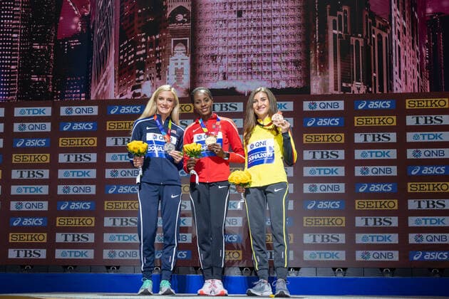IAAF World Athletics Championships Doha 2019 Qatar, 01 10 2019 DOHA, QATAR OCTOBER 01 Gesa Felicitas Krause GER Silvesterlauf Trier e V , Emma Coburn USA and Beatrice Chepkoech KEN on the podest presenting their medals on day 5 of the IAAF World Athletics Championships Doha 2019 at the Khalifa International Stadium of Doha on 01 10 2019 in Arabian Peninsula Qatar Copyright: xBEAUTIFULxSPORTS OliverxKremerx