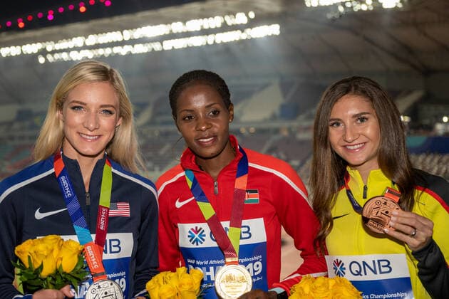 IAAF World Athletics Championships Doha 2019 Qatar, 01 10 2019 DOHA, QATAR OCTOBER 01 Gesa Felicitas Krause GER Silvesterlauf Trier e V , Emma Coburn USA and Beatrice Chepkoech KEN on the podest presenting their medals on day 5 of the IAAF World Athletics Championships Doha 2019 at the Khalifa International Stadium of Doha on 01 10 2019 in Arabian Peninsula Qatar Copyright: xBEAUTIFULxSPORTS OliverxKremerx