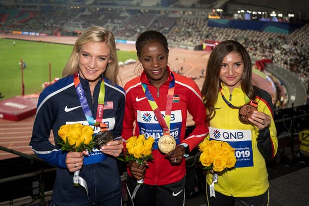 IAAF World Athletics Championships Doha 2019 Qatar, 01 10 2019 DOHA, QATAR OCTOBER 01 Gesa Felicitas Krause GER Silvesterlauf Trier e V , Emma Coburn USA and Beatrice Chepkoech KEN on the podest presenting their medals on day 5 of the IAAF World Athletics Championships Doha 2019 at the Khalifa International Stadium of Doha on 01 10 2019 in Arabian Peninsula Qatar Copyright: xBEAUTIFULxSPORTS OliverxKremerx