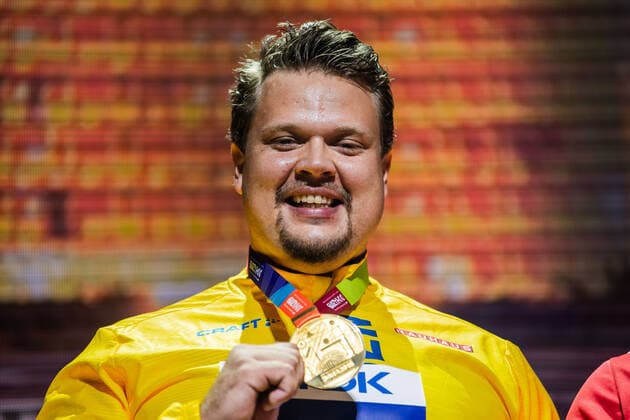 191001 Daniel Stahl of Sweden celebrates with his gold medal at the medal ceremony for the men?s discus throw final during day 5 of the IAAF World Athletics Championships on October 1, 2019 in Doha Photo Joel Marklund BILDBYRAN kod JM 88037 BBENG athletics track field friidrott friidrett IAAF World Athletics Championships Athletics World Championship VM friidrotts VM friidretts VM discus throw diskos diskus sverige medaljceremoni guld guldmedalj,  Copyright: JOELxMARKLUND BB191001JM052