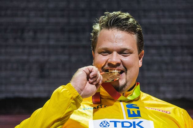 191001 Daniel Stahl of Sweden celebrates with his gold medal at the medal ceremony for the men?s discus throw final during day 5 of the IAAF World Athletics Championships on October 1, 2019 in Doha Photo Joel Marklund BILDBYRAN kod JM 88037 BBENG athletics track field friidrott friidrett IAAF World Athletics Championships Athletics World Championship VM friidrotts VM friidretts VM discus throw diskos diskus sverige medaljceremoni guld guldmedalj,  Copyright: JOELxMARKLUND BB191001JM053