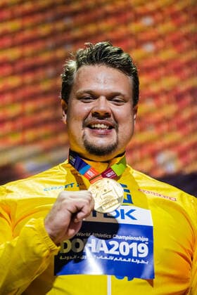 191001 Daniel Stahl of Sweden celebrates with his gold medal at the medal ceremony for the men?s discus throw final during day 5 of the IAAF World Athletics Championships on October 1, 2019 in Doha Photo Joel Marklund BILDBYRAN kod JM 88037 BBENG athletics track field friidrott friidrett IAAF World Athletics Championships Athletics World Championship VM friidrotts VM friidretts VM discus throw diskos diskus sverige medaljceremoni guld guldmedalj,  Copyright: JOELxMARKLUND BB191001JM055