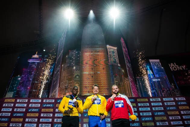 191001 Fedrick Dacres of Jamaica, Daniel Stahl of Sweden and Lukas Weisshaidinger of Austria pose with their medals at the medal ceremony for the men?s discus throw final during day 5 of the IAAF World Athletics Championships on October 1, 2019 in Doha Photo Joel Marklund BILDBYRAN kod JM 88037 BBENG athletics track field friidrott friidrett IAAF World Athletics Championships Athletics World Championship VM friidrotts VM friidretts VM discus throw diskos diskus sverige medaljceremoni guld guldmedalj,  Copyright: JOELxMARKLUND BB191001JM061