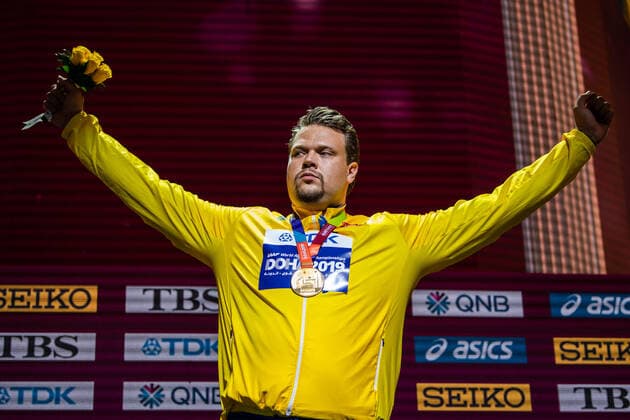 191001 Daniel Stahl of Sweden celebrates his first place at the medal ceremony for the men?s discus throw final during day 5 of the IAAF World Athletics Championships on October 1, 2019 in Doha Photo Joel Marklund BILDBYRAN kod JM 88037 BBENG athletics track field friidrott friidrett IAAF World Athletics Championships Athletics World Championship VM friidrotts VM friidretts VM discus throw diskos diskus sverige medaljceremoni,  Copyright: JOELxMARKLUND BB191001JM062