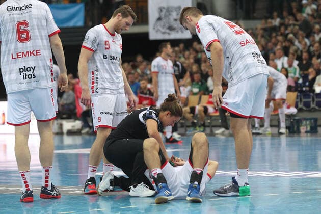 DHB Cup, SC DHfK Leipzig vs. MT Melsungen, 01 10 19 Handball, Season 2019 2020, DHB Cup, Round of 16 SC DHfK Leipzig vs. MT Melsungen on 01 10 19 in the Arena Leipzig Im Bild Kai HAEFNER 34, Melsungen being treated, injury Copyright: xBEAUTIFULxSPORTS JanxKaeferx