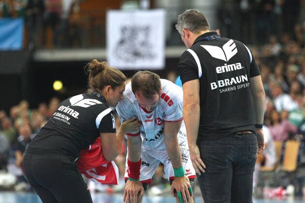 DHB Cup, SC DHfK Leipzig vs. MT Melsungen, 01 10 19 Handball, Season 2019 2020, DHB Cup, Round of 16 SC DHfK Leipzig vs. MT Melsungen on 01 10 19 in the Arena Leipzig Im Bild Kai HAEFNER 34, Melsungen being treated, injury Copyright: xBEAUTIFULxSPORTS JanxKaeferx