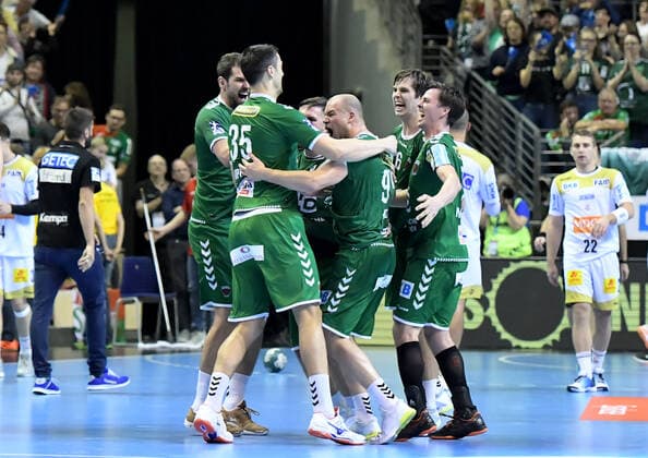 01 10 2019, xlakx, Handball DHB Cup, Fuechse Berlin SC Magdeburg emspor, v l joy, cheers by the team Fuechse Berlin Berlin