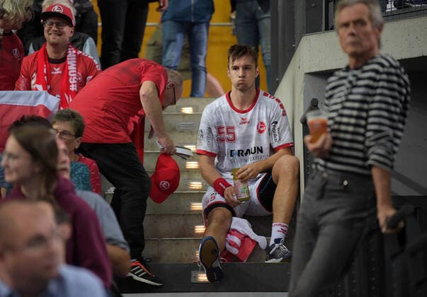 Stefan Salger MT 55 sees the red card from the referee and has to go to the audience GER, Handball, Round of 16, DHB Cup, SC DHfK Leipzig vs. MT Melsungen, 01 10 2019 Leipzig Copyright: xEIBNER ChristianxModlax EP_CMA