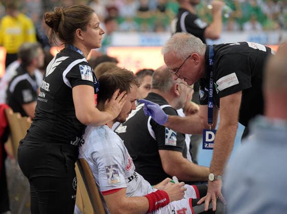 Kai Hfner Haefner MT 34 is treated by Melsungen Physio Jennifer Perlwitz and DHfK Team Doctor Dr Ren Rene Toussaint GER, Handball, Round of 16, DHB Cup, SC DHfK Leipzig vs. MT Melsungen, 01 10 2019 Leipzig Copyright: xEIBNER ChristianxModlax EP_CMA