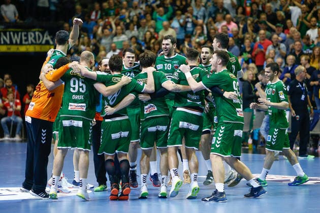 01 10 2019, xtgx, Handball DHB Cup, Fuechse Berlin SC Magdeburg emspor, v l berlin Jubel über den Sieg, Jubel nach Spielende Berlin