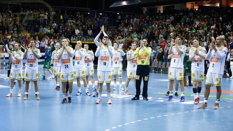 01 10 2019, xtgx, Handball DHB Cup, Fuechse Berlin SC Magdeburg emspor, v l Magdeburgs players thank the fans disappointed, looks disappointed, dejected, disappointed Berlin