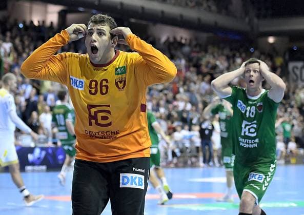 Bilder des Jahres 2019, Sport 10 Oktober Sport Themen der Woche KW40 Sport Bilder des Tages 01.10.2019, xlakx, Handball DHB Pokal, Fuechse Berlin - SC Magdeburg emspor, v.l.gestekuliert Dejan Milosavljev(Fuechse Berlin 96),Hans Lindberg(Fuechse Berlin 18) Berlin *** 01 10 2019, xlakx, Handball DHB Cup, Fuechse Berlin SC Magdeburg emspor, v l gestekuliert Dejan Milosavljev Fuechse Berlin 96 ,Hans Lindberg Fuechse Berlin 18 Berlin