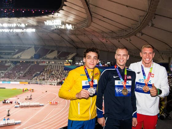 191002 Armand Duplantis of Sweden silver , Sam Kendricks of USA gold and Piotr Lisek of Poland bronze pose with their medals at the medal ceremony for the men?s pole vault during day 6 of the IAAF World Athletics Championships on October 2, 2019 in Doha Photo Joel Marklund BILDBYRAN kod JM 88038 BBENG athletics track field friidrott friidrett IAAF World Athletics Championships Athletics World Championship VM friidrotts VM friidretts VM medaljcerememoni prisutdelning sweden sverige vm silver jubel pole vault stav stavsprang stavhopp usa polen,  Copyright: JOELxMARKLUND BB191002JM055