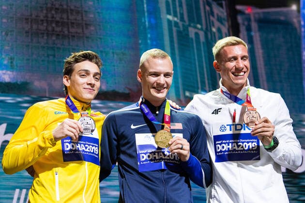 191002 Armand Duplantis of Sweden silver , Sam Kendricks of USA gold and Piotr Lisek of Poland bronze pose with their medals at the medal ceremony for the men?s pole vault during day 6 of the IAAF World Athletics Championships on October 2, 2019 in Doha Photo Joel Marklund BILDBYRAN kod JM 88038 BBENG athletics track field friidrott friidrett IAAF World Athletics Championships Athletics World Championship VM friidrotts VM friidretts VM medaljcerememoni prisutdelning sweden sverige vm silver jubel pole vault stav stavsprang stavhopp usa polen,  Copyright: JOELxMARKLUND BB191002JM056