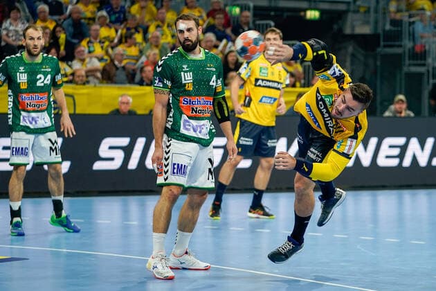 v li Tim Kneule Göppingen, 4 , Jannik Kohlbacher RNL, 80 , duel, game scene, duel, duel, tackle, tackling, dynamics, action, action, 02 10 2019, Mannheim, handball, DHB trophy, Rhein Neckar Löwen Frisch Auf Göppingen xozx
