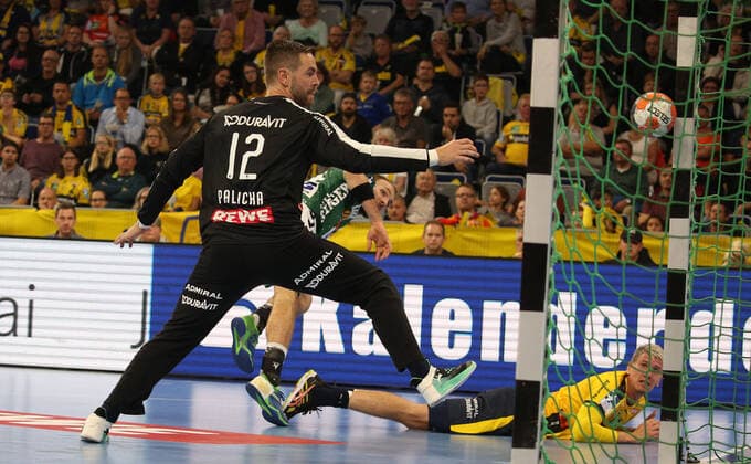 Handball, DHB Cup Rhein Neckar Löwen FrischAuf Göppingen, Round of 16 on 02 10 2019, Season 2019 20, ZmdZ, göppingen, cup, loewen, Marcel Schiller 24, Goeppingen fails Andreas Palicka 12, goalkeeper, Rhein Neckar Löwen , Rhein Neckar Löwen FrischAuf Goeppingen