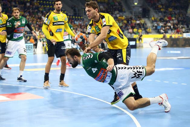 Tim Kneule Goeppingen in duel with Niclas Kirkelokke Rhein Neckar Loewen Rhein Neckar Loewen vs Frischauf Goeppingen, Handball, DHB Cup, 02 10 2019 Rhein Neckar Loewen vs Frischauf Goeppingen, Handball, DHB Cup, 02 10 2019 Mannheim Copyright: xEIBNER RenexWeissx EP_RWS