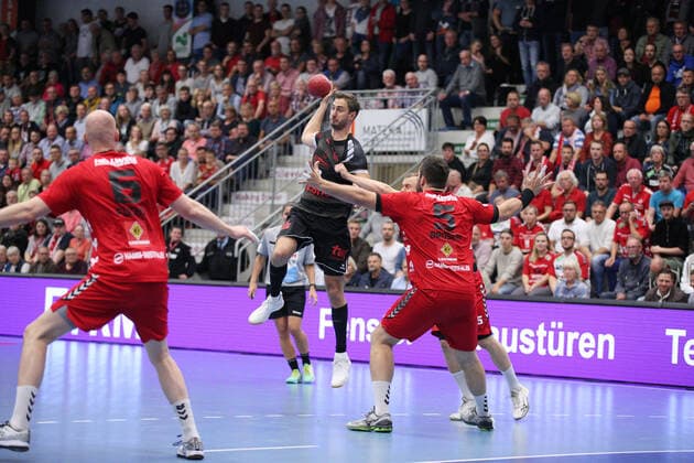 Gunnar Dietrich Die Eulen Ludwigshafen 8 against Marten Franke ASV Hamm Westfalen 55 covered and Jan Brosch ASV Hamm Westfalen 5 front GER, Handball, DHB Cup, Round of 16, ASV Hamm Westfalen against Die Eulen Ludwigshafen, 02 10 2019 Hamm Copyright: xEIBNER JanxStrohdiekx EP_JSK