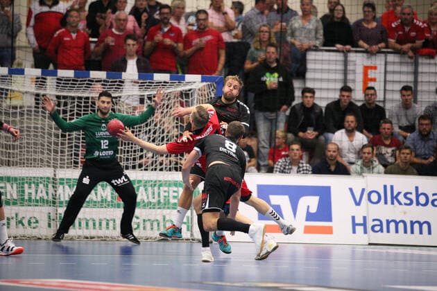 Jan von Boenigk ASV Hamm Westfalen 95 against Frederic Stueber Die Eulen Ludwigshafen 2 rear and Gunnar Dietrich Die Eulen Ludwigshafen 8 front GER, Handball, DHB Cup, Round of 16, ASV Hamm Westfalen against Die Eulen Ludwigshafen, 02 10 2019 Hamm Copyright: xEIBNER JanxStrohdiekx EP_JSK