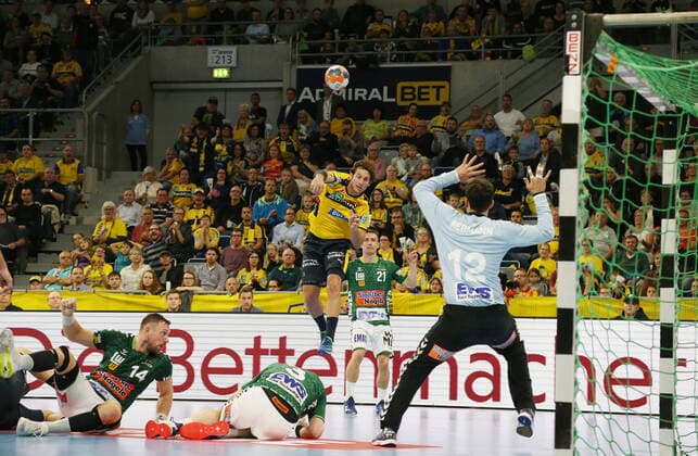 Handball, DHB Cup Rhein Neckar Löwen FrischAuf Göppingen, Round of 16 on 02 10 2019, Season 2019 20, ZmdZ, göppingen, cup, loewen, Uwe Gensheimer 3, Rhein Neckar Löwen vs. Daniel Rebmann 12, Goalkeeper, Goeppingen , Rhein Neckar Löwen FrischAuf Goeppingen