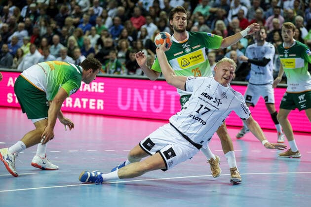 Germany,Wetzlar, Rittal Arena, 02 10 2019, Handball,DHB Cup, Round of 16, HSG Wetzlar THW Kiel Picture mi Patrick Wiencek THW Kiel, 17 throws at goal, re,Olle Forsell Schefvert HSG Wetzlar, 25 Copyright: HMBxMedia ThomasxJäger