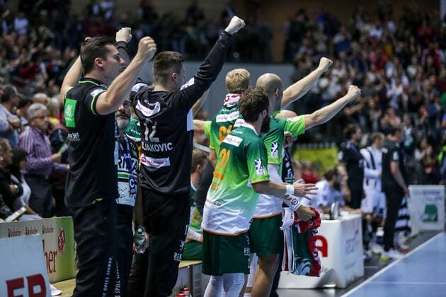 Germany,Wetzlar, Rittal Arena, 02 10 2019, Handball,DHB Cup, Round of 16, HSG Wetzlar THW Kiel Picture The players bench of the HSG Wetzlar cheers after the lead against Kiel Copyright: HMBxMedia ThomasxJäger
