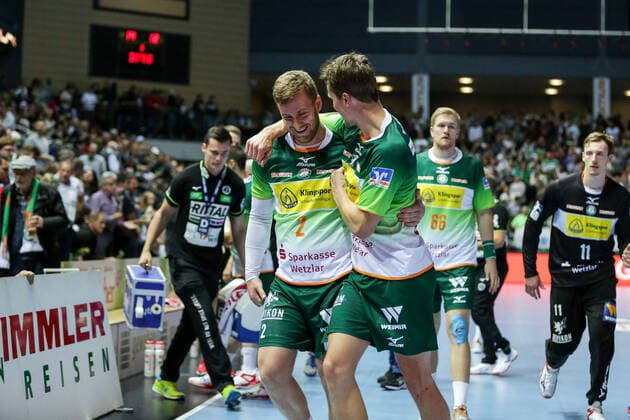 Germany,Wetzlar, Rittal Arena, 02 10 2019, Handball,DHB Cup, Round of 16, HSG Wetzlar THW Kiel Picture The players of HSG Wetzlar are in a good mood after the 14 12 lead into the half-time break Copyright: HMBxMedia ThomasxJäger