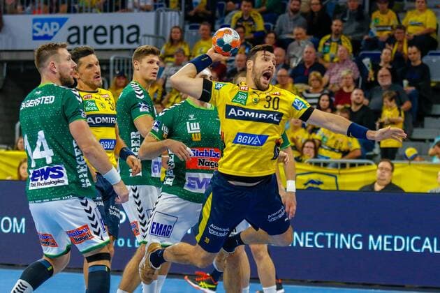 Rhein Neckar Loewen Frisch Auf Göppingen Rhein Neckar Loewe Gedeon Villaplana Guardiola Nr 30 wins at the circle and gets his shot at the cup game of the Rhein Neckar Löwen gegen Frisch Auf Göppingen on 02 10 2019 Mannheim 02 10 19 Handball DHB Pokal , Mannheim Baden Wuerttemberg Germany SAP Arena