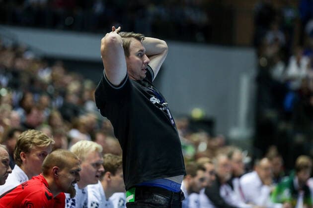 Germany,Wetzlar, Rittal Arena, 02 10 2019, Handball,DHB Cup, Round of 16, HSG Wetzlar THW Kiel Picture coach Filip Jicha THW Kiel stunned at the sidelines Copyright: HMBxMedia ThomasxJäger