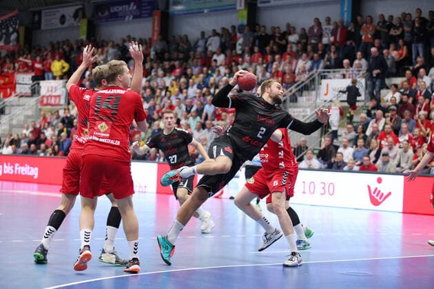Frederic Stueber The Owls Ludwigshafen 2 past v l Fabian Huesmann ASV Hamm Westfalen 3 , Ivar Stavast ASV Hamm Westfalen 14 , Markus Fuchs ASV Hamm Westfalen 6 GER, Handball, DHB Cup, Round of 16, ASV Hamm Westfalen against The Owls Ludwigshafen, 02 10 2019 Hamm Copyright: xEIBNER JanxStrohdiekx EP_JSK