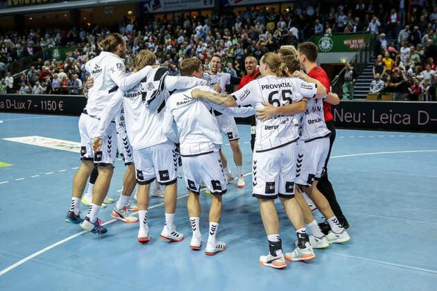 Germany,Wetzlar, Rittal Arena, 02 10 2019, Handball,DHB Cup, Round of 16, HSG Wetzlar THW Kiel Picture The players of the THW Kiel cheer after the close victory in the circle Copyright: HMBxMedia ThomasxJäger