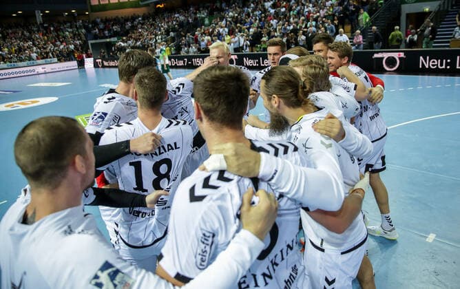 Germany,Wetzlar, Rittal Arena, 02 10 2019, Handball,DHB Cup, Round of 16, HSG Wetzlar THW Kiel Picture The players of the THW Kiel cheer after the close victory in the circle Copyright: HMBxMedia ThomasxJäger