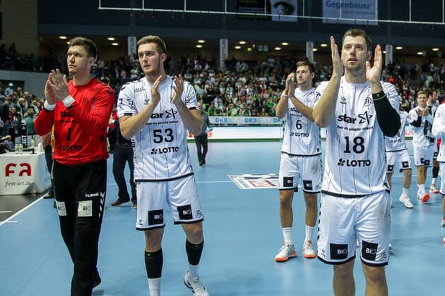Germany,Wetzlar, Rittal Arena, 02 10 2019, Handball,DHB Cup, Round of 16, HSG Wetzlar THW Kiel Picture The players of the THW Kiel thank the fans after the victory Copyright: HMBxMedia ThomasxJäger