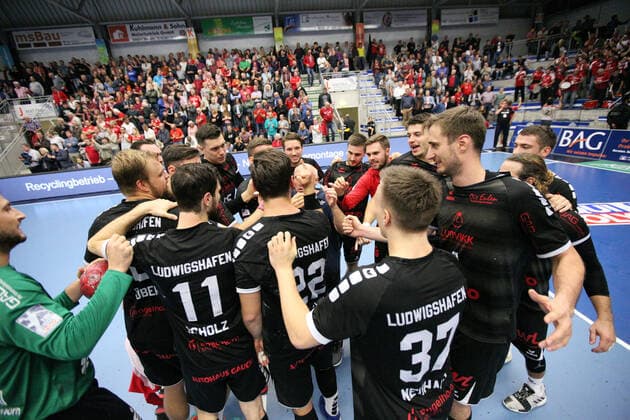 Victory celebration at Die Eulen Ludwigshafen GER, Handball, DHB Cup, Round of 16, ASV Hamm Westfalen vs. Die Eulen Ludwigshafen, 02 10 2019 Hamm Copyright: xEIBNER JanxStrohdiekx EP_JSK