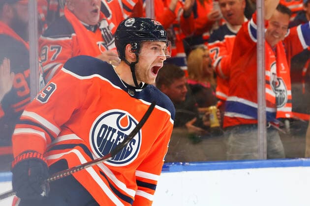 Sport Themen der Woche KW40 Sport Bilder des Tages EDMONTON, AB - OCTOBER 02: Edmonton Oilers Winger Leon Draisaitl (29) celebrates his first goal of the season and the game during the Edmonton Oilers game versus the Vancouver Canucks on October 2, 2019 at Rogers Place in Edmonton, AB.(Photo by Curtis Comeau Icon Sportswire) NHL, Eishockey Herren, USA OCT 02 Canucks at Oilers Icon021019002