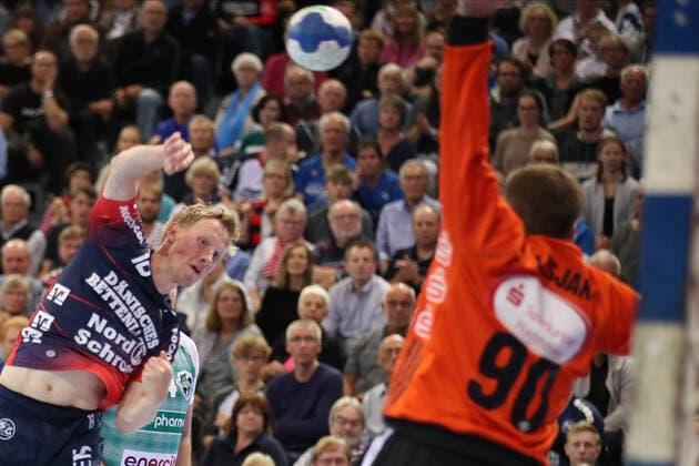 SG Flensburg Handewitt vs. TSV Hannover Burgdorf, DHB Cup Round of 16, Flensburg 03 10 19 Magnus Joendal SG Flensburg Handewitt, 18 vs. Urban Lesjak TSV Hannover Burgdorf, 90 Copyright: xBEAUTIFULxSPORTS MarioxM.xKobergx