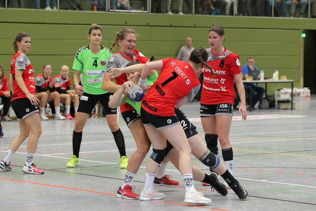 22 Bo Dekker Fuechse Berlin 9 Lea Schuhknecht TG Nuertingen, left 7 Lisa Wieder TG Nuertingen, right Handball 2 HBF TG Nuertingen vs Fuechse Berlin 201910 03 Handball 2 HBF TG Nuertingen vs Fuechse Berlin Nuertingen Copyright: xEIBNER SebastianxBaurx EP_SBAUR