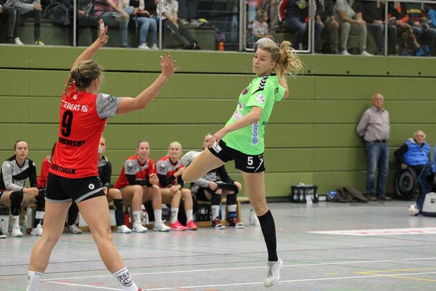 5 Fabienne Customer Fuechse Berlin 9 Lea Schuhknecht TG Nuertingen Handball 2 HBF TG Nuertingen vs Fuechse Berlin 201910 03 Handball 2 HBF TG Nuertingen vs Fuechse Berlin Nuertingen Copyright: xEIBNER SebastianxBaurx EP_SBAUR