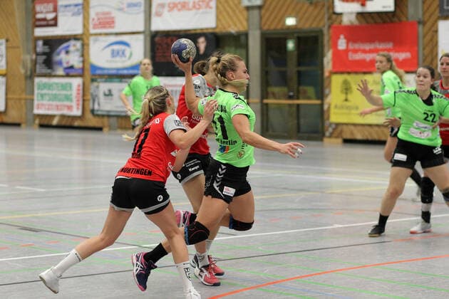11 Leona Svirakova Fuechse Berlin 17 Carmen Siller TG Nuertingen, left 22 Julia Bauer TG Nuertingen, right Handball 2 HBF TG Nuertingen vs Fuechse Berlin 201910 03 Handball 2 HBF TG Nuertingen vs Fuechse Berlin Nuertingen Copyright: xEIBNER SebastianxBaurx EP_SBAUR