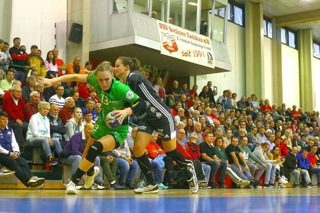 Iva van der Linden Kirchhof, left in duel with Jenny Choinowski Zwickau Handball Women 2 League 2019 20 BSV Sachsen Zwickau SG 09 Kirchhof 29 23 at 3 10 2019 BSV Sachsen Zwickau SG 09 Kirchhof