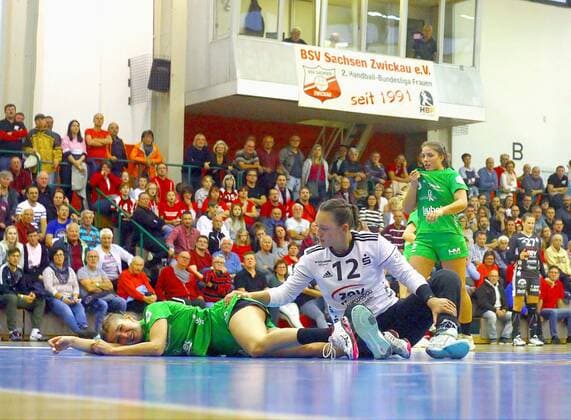 Goalkeeper Charley Zenner Zwickau takes care of Lea Immelnkämper Kirchhof , who injured herself shortly before handball women 2 League 2019 20 BSV Saxony Zwickau SG 09 Kirchhof 29 23 at 3 10 2019 BSV Saxony Zwickau SG 09 Kirchhof