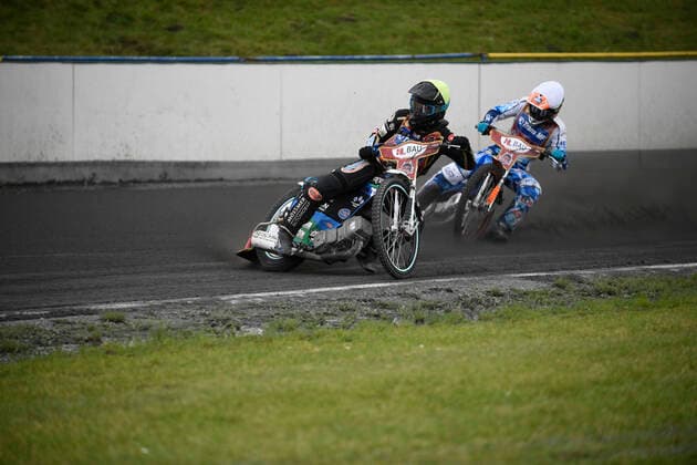 Mark Riss (AC Landshut, gelb, Nr.13) vor Victor Kulakov (AC Landshut, weiß, Nr.11), Speedway, Bundesliga, Männer, Deutsche Meisterschaft, Finale 03.10.19 Brokstedt Holsteinring Schleswig-Holstein Germany *** Mark Riss AC Landshut, yellow, No 13 in front of Victor Kulakov AC Landshut, white, No 11 , Speedway, Bundesliga, Men, German Championship, Final 03 10 19 Brokstedt Holsteinring Schleswig Holstein Germany