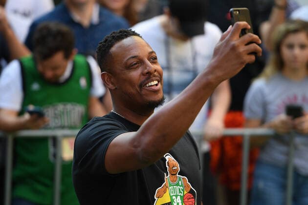 NBA, Basketball Herren, USA LEGEND VISITS NRL FAN FEST, Former NBA player Paul Pierce takes a selfie during the NRL Fan Fest event at Martin Place in Sydney, Friday, October 4, 2019. ( NO ARCHIVING, EDITORIAL USE ONLY, NO USE IN BOOKS WITHOUT CONSENT SYDNEY NSW AUSTRALIA  Copyright: xDANxHIMBRECHTSx 20191004001424247209